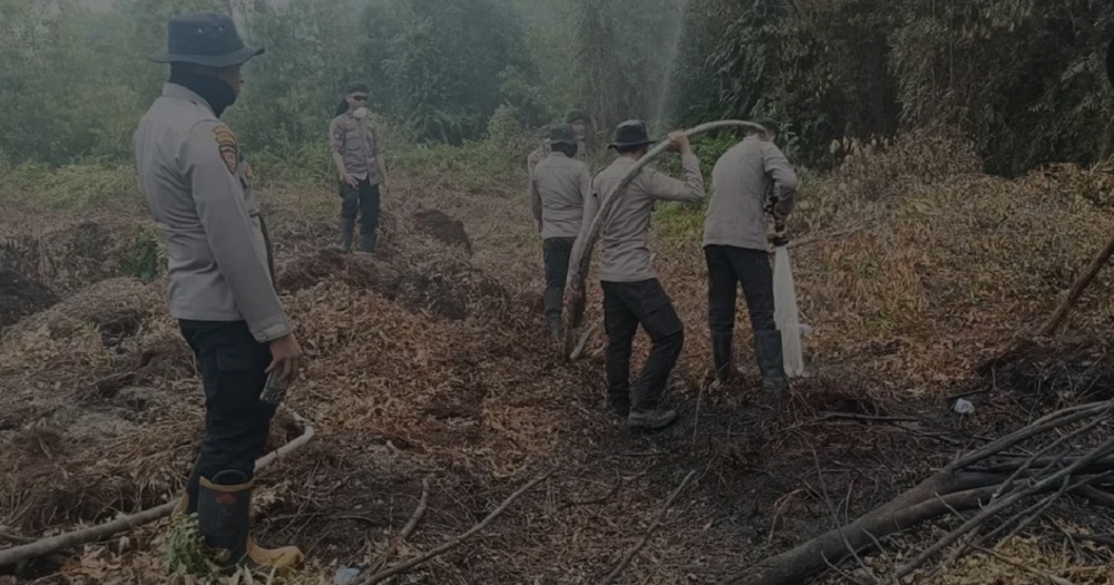 Api Menjalar dari Sebelah Gudang SPBE, Polsek Sabangau Padamkan Karhutla di Kalampangan
