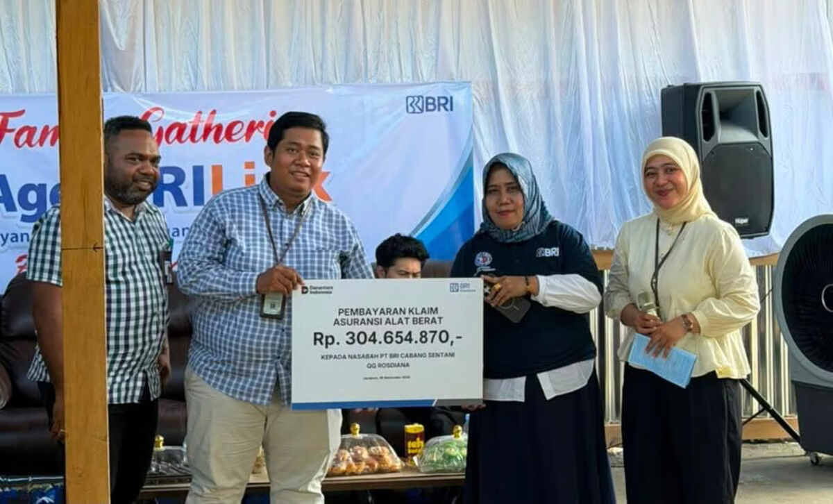 Dukung Pemulihan Aset Nasabah di Sentani, BRI Insurance Bayarkan Klaim Rp304,65 Juta