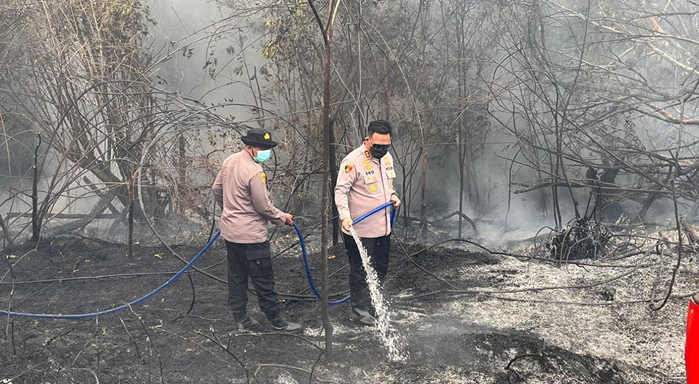 Dua Hari Berjibaku, Polres Barsel dan Tim Gabungan Berhasil Kendalikan Karhutla di Dusun Selatan