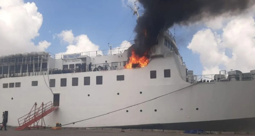 Asap Membubung, Api Menjilat KM Prince Soya di Pelabuhan Samarinda