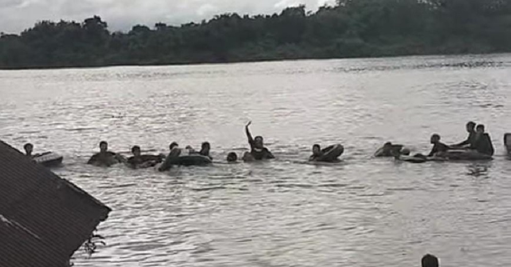 Dari Anak-anak hingga Dewasa, Warga Kotim Ramai-Ramai Nyemplung ke Sungai Mentaya Saat Mandi Safar