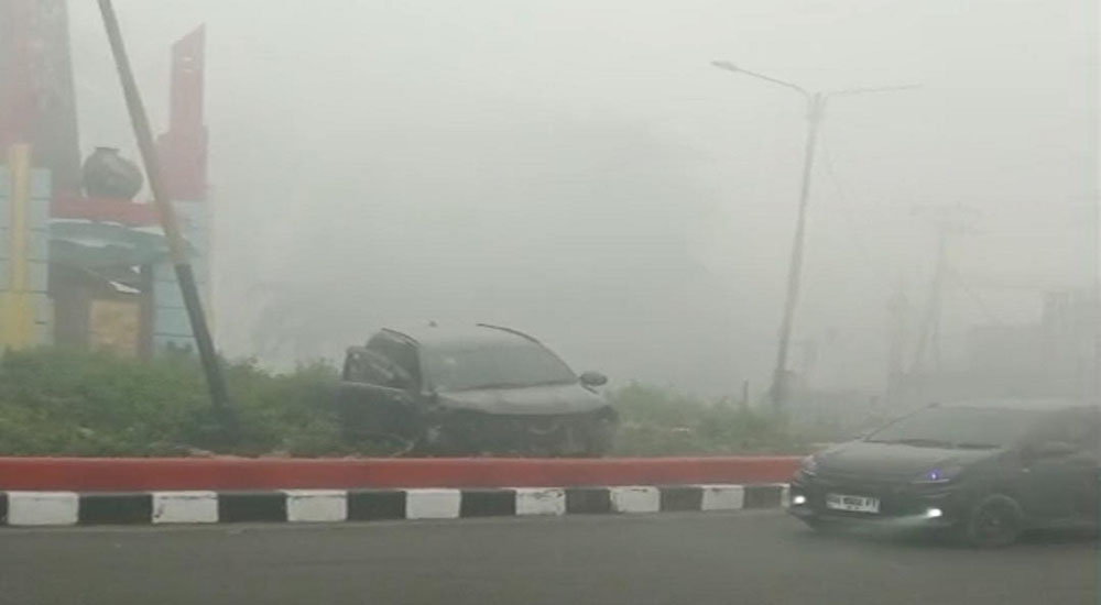 Warga Sebut Kabut Asap Pagi Ini Terparah, Toyota Rush Tabrak Bundaran Sampit