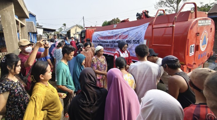 BPBD dan PMI Kapuas Salurkan Air Bersih Gratis di Pulau Telo