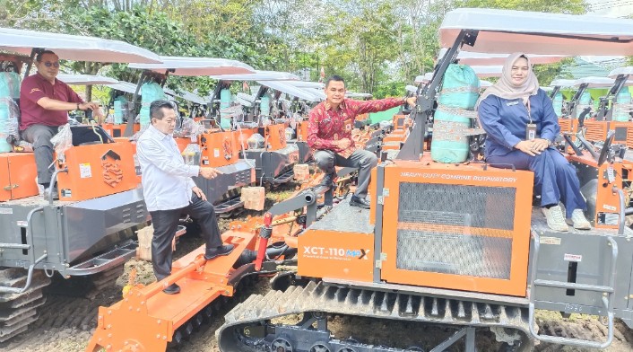 Cetak Sawah Kapuas Dapat Dukungan 57 Rotavator, 488 Handtraktor, 95 Pompa Air dan 213 Hand Sprayer  