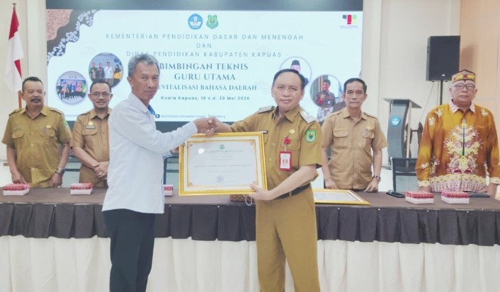 Kadisdik Kapuas Terima Penghargaan Pelestarian Bahasa Daerah