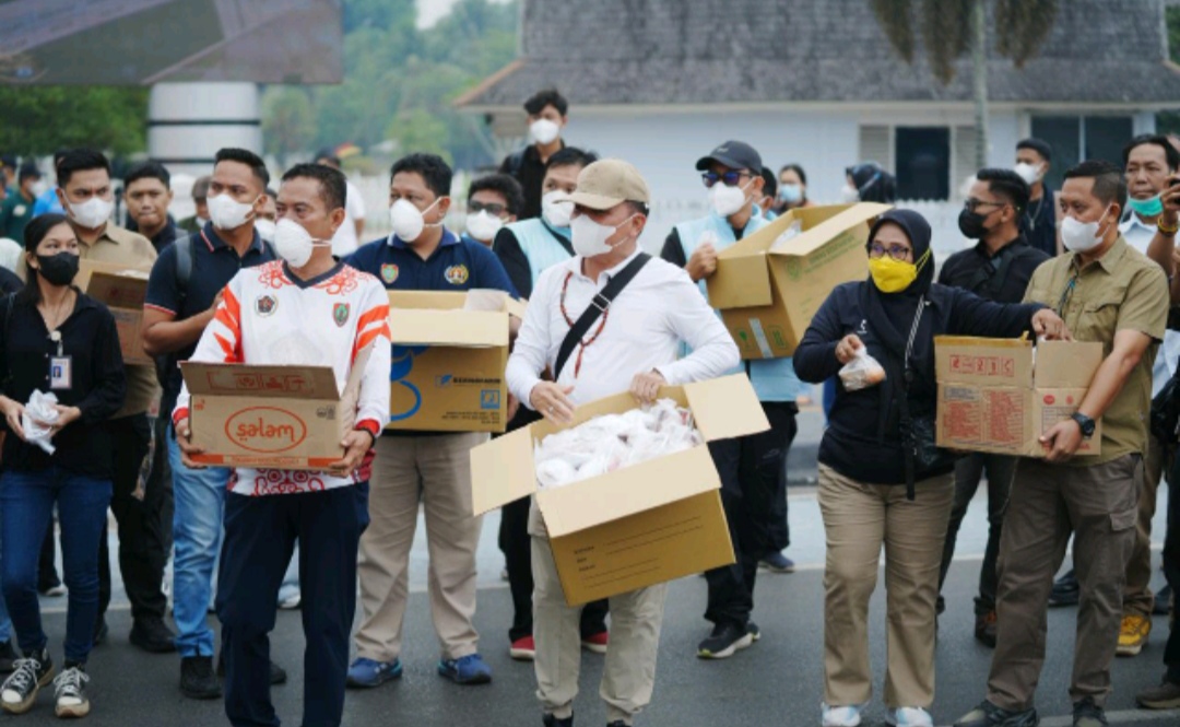 Kabut Asap Menyelimuti Kalteng, Gubernur Agustiar Bersama Insan Pers Bagikan Masker Kepada Masyarakat 