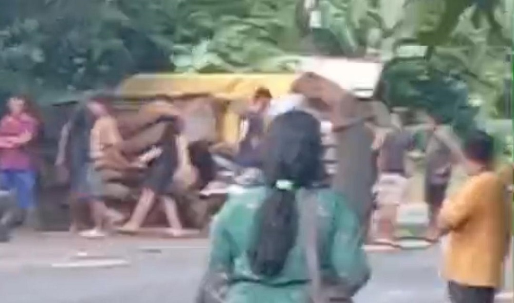 Truk CPO Terguling, Jalanan Cempaga Licin Disiram Tumpahan Minyak, Pengendara Motor Pun Jatuh 