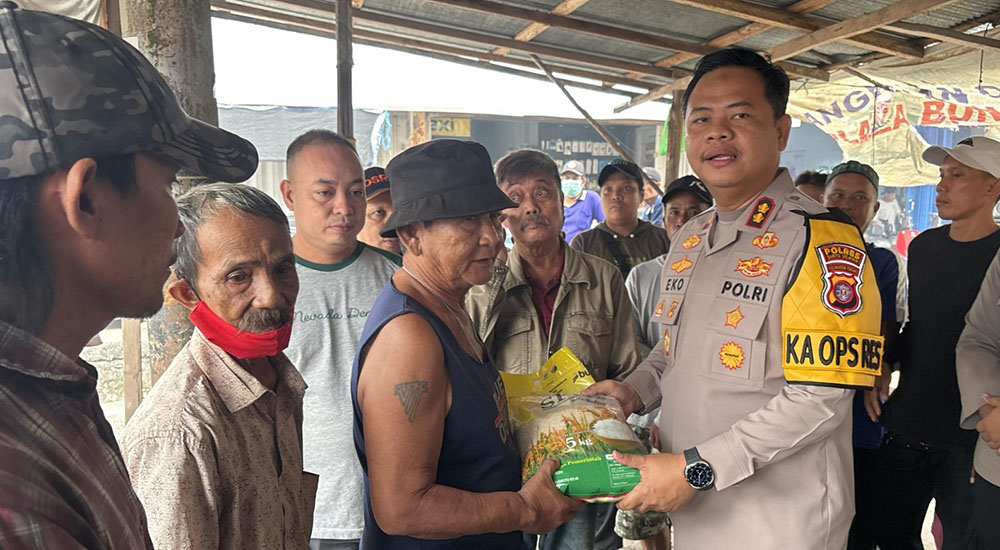 Dukung Program Kapolri, Kapolres Barsel Turun Langsung Sambangi Warga dan Bagikan Sembako