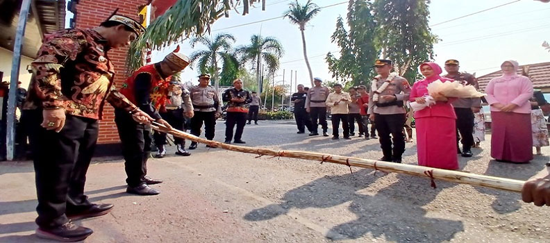 Tiba di Mako Polres Barito Utara, AKBP Irnanda Oktora Disambut Tradisi Adat Potong Hompong dan Pedang Pora