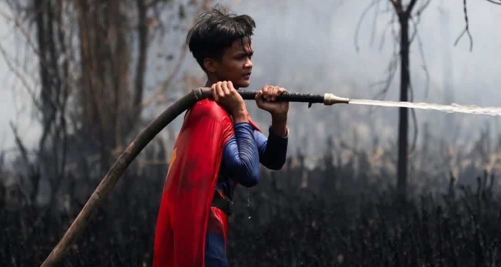Padamkan Karhutla, Aksi Superman Remaja Kalteng Ini Menyita Perhatian Dunia