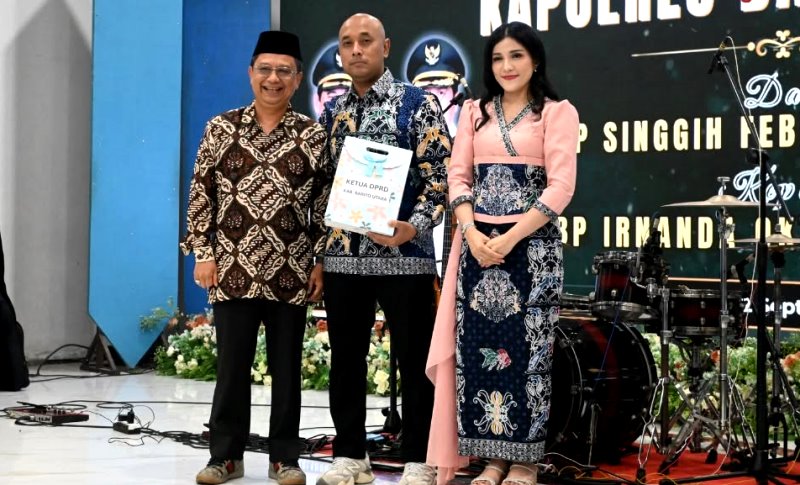 Kenal Pamit Kapolres, DPRD Serahkan Cendera Mata