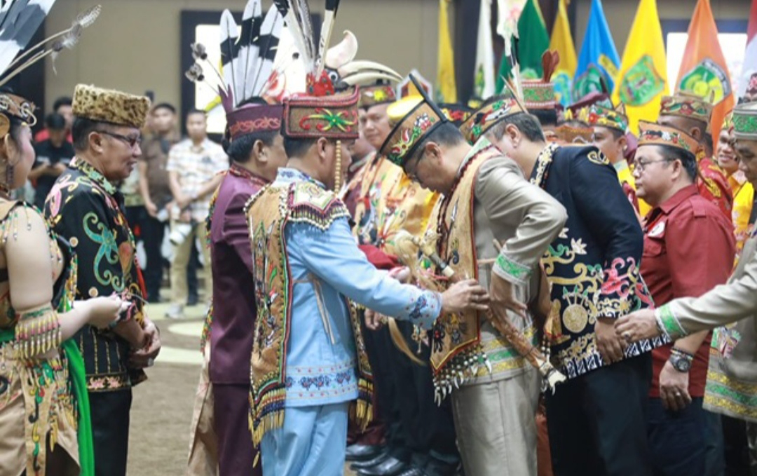 Gubernur Agustiar Sabran Kukuhkan Pengurus DAD Kalteng