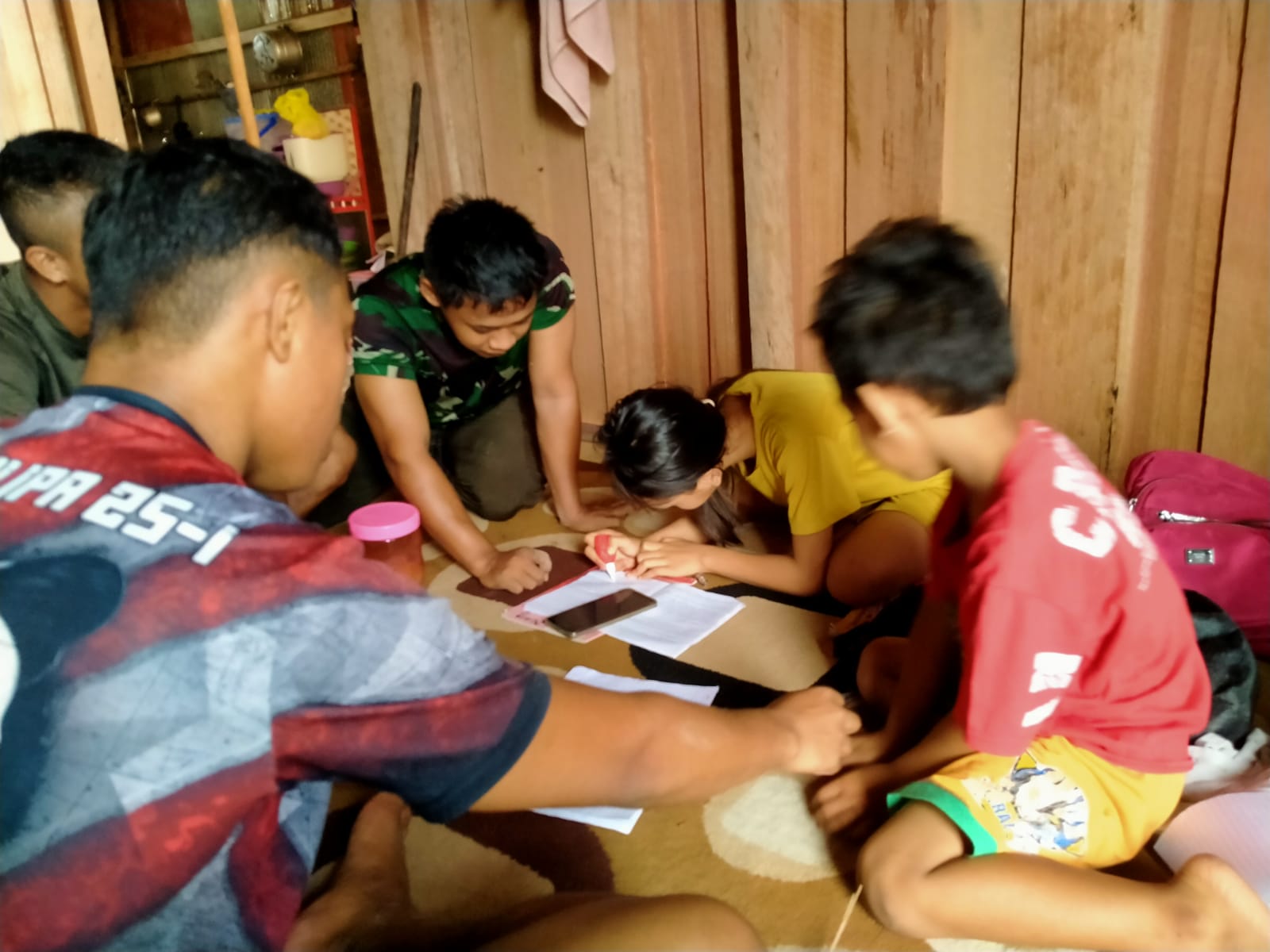 Satgas TMMD ke-130 Bantu Anak Belajar di Sela Rehabilitasi Rumah