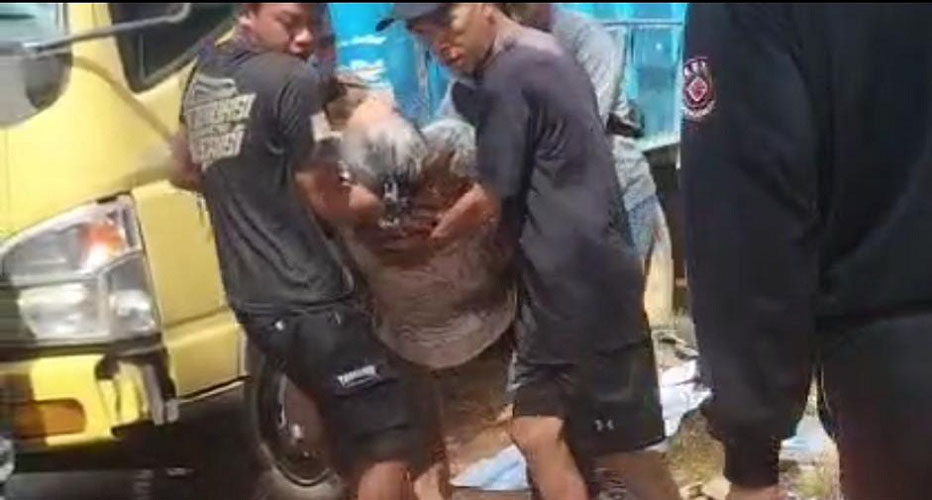 Duka di Sungai Paring, Ibu dan Anak Tewas Tertindih Truk Pengangkut Aqua Gelas
