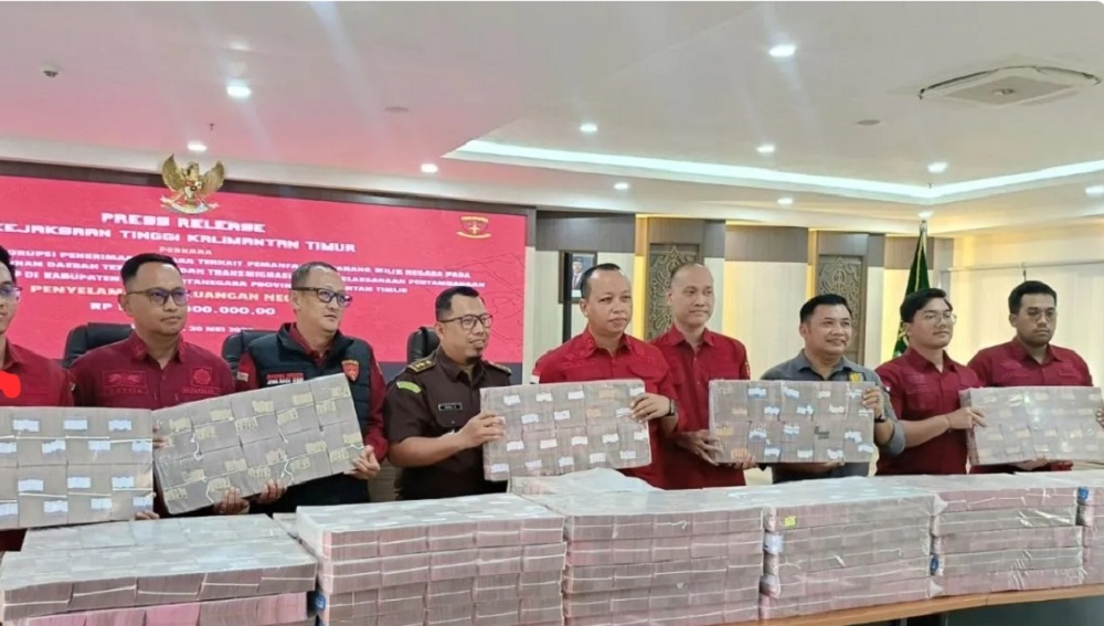 Ngeri! Begini Penampakan Tumpukan Uang Rp54,75 M Tersangka BPT Diserahkan ke Kejati Kaltim