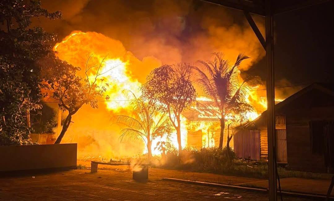 Kebakaran Dini Hari Gegerkan Warga Jalan Kembali Sampit