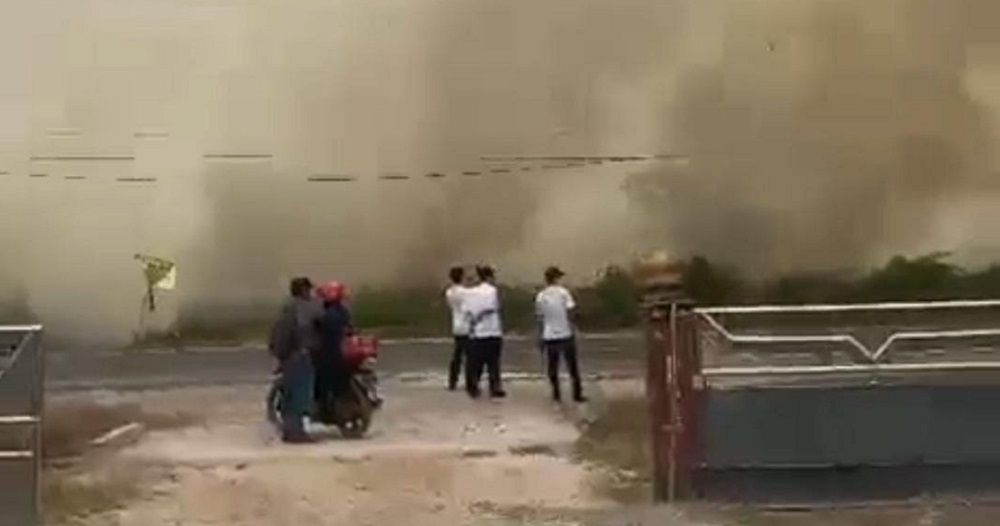 Api Mengamuk di Depan Kantor Kecamatan Mentaya Hilir Selatan, Asap Tebal Membumbung