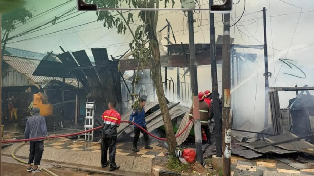Awalnya Terdengar Ledakan, Lalu Enam Unit Bangunan di Teluk Bayur Ini Pun Hangus Dijilat Api