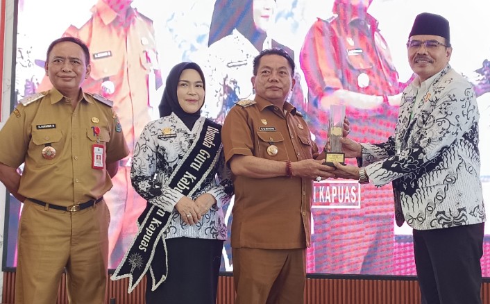 Bupati Wiyatno Terima Leadership Education Awards dari PGRI