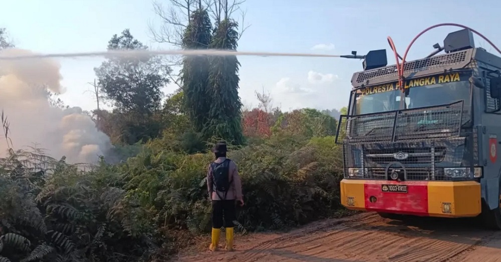 Ini Alasan Kapolresta Palangka Raya Turunkan AWC Padamkan Karhutla di Jalan Tjilik Riwut Km 13
