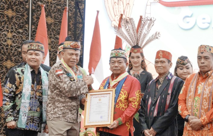 Bupati Kapuas Terima Penghargaan dan Medali Kehormatan dari Gerdayak Indonesia
