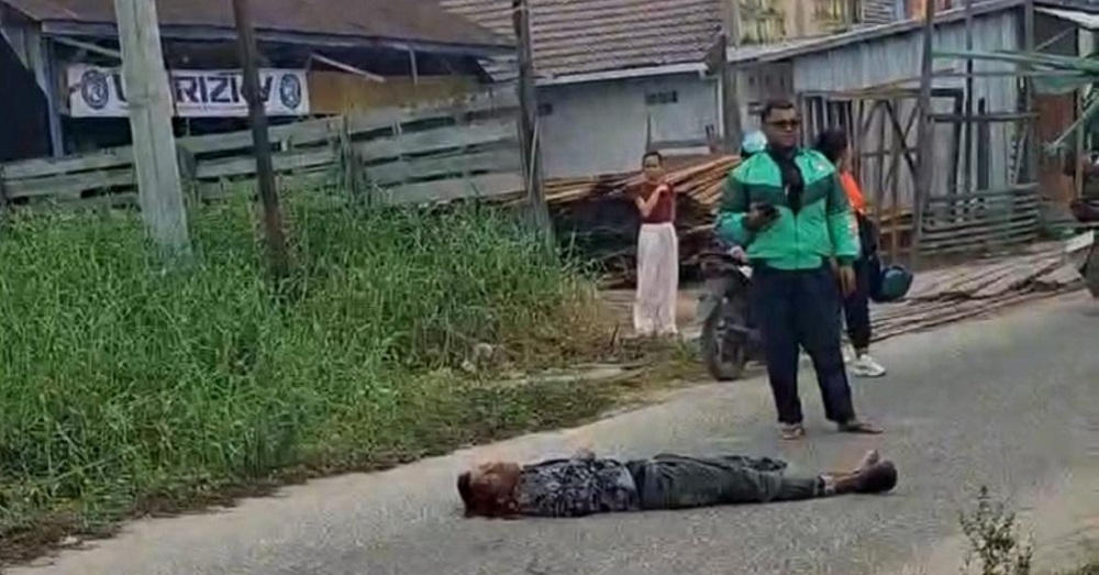 Kecelakaan Siang Hari di Terowongan Nur Mentaya, Warga Berkerumun Evakuasi Korban