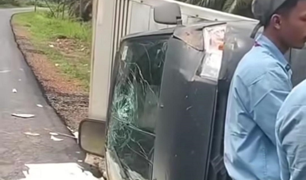 Hilang Kendali di Jalan Licin, Truk Box Pembawa Rokok Terguling di Simpang Trobos