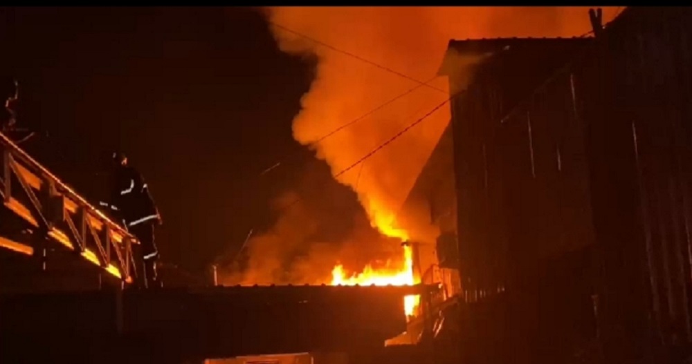 Rumah Bertingkat di Jalan Cempaga Diamuk Api Saat Penghuninya Pulas Tidur