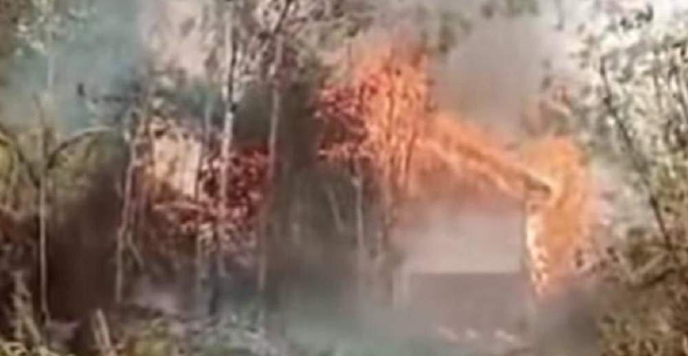 Menggila! Karhutla Merembet ke Bangunan Sekolah di Tumbang Penyahuan Bukit Santuai
