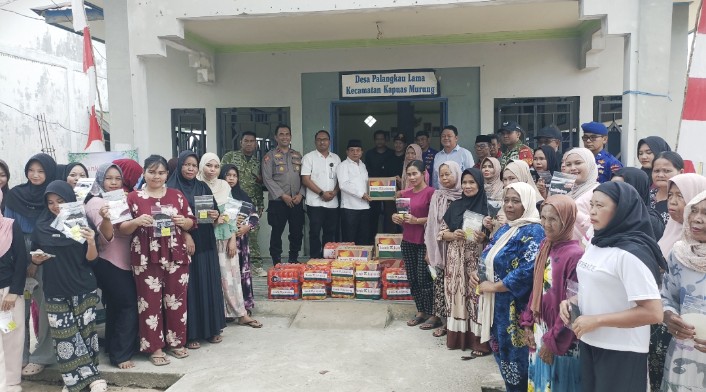 Bupati Kapuas Bagikan Bantuan dari Bank Kalteng Untuk Warga Terdampak Kabut Asap