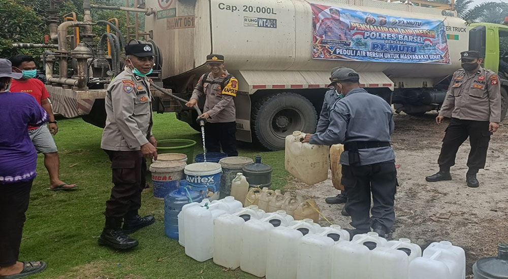 Atasi Dampak Kemarau, Polres Barsel Salurkan 20 Ribu Liter Air Bersih di Desa Sarimbuah