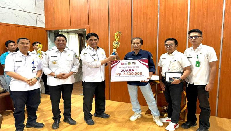 Bupati Shalahuddin Serahkan Hadiah Lomba Agustusan, Juara I Gang SDLB Muara Teweh 