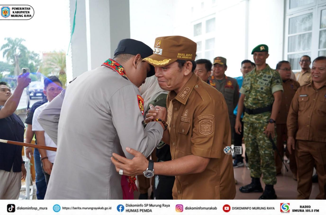 Pergantian Kapolres Murung Raya Disambut Adat Dayak