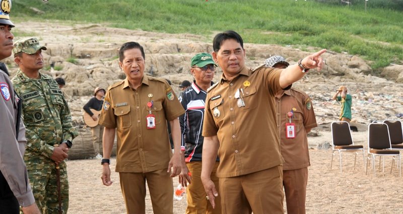 Bupati Shalahuddin Tinjau Fenomena Gosong di Sungai Barito