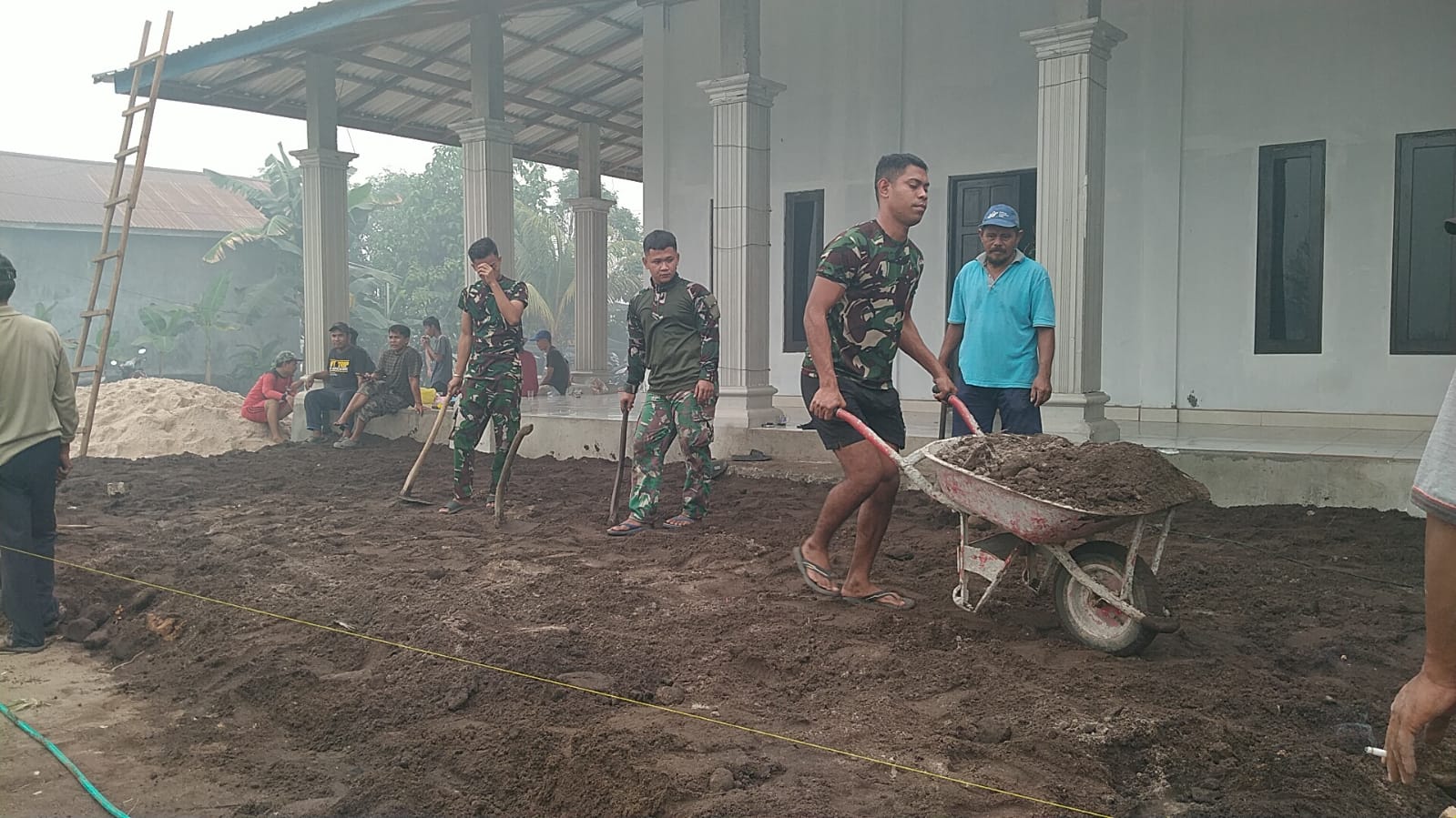 TNI dan Warga Gotong Royong Bangun Teras Musala