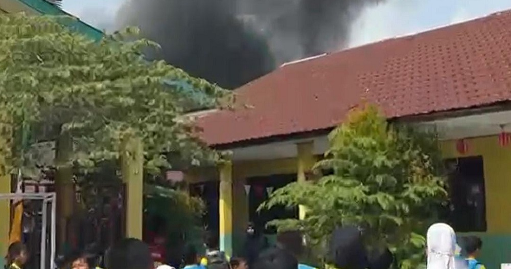 Jumat Pagi, Kobaran Api Dekat SDN 3 Ketapang Picu Kepanikan Siswa