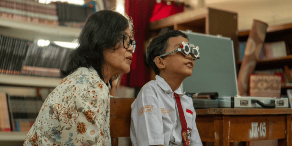 Dia Tak Bisa Melihat Tulisan di Papan Tulis, 1.720 Orang dalam Program #MelihatMasaDepan Memilih untuk Mengubah Itu