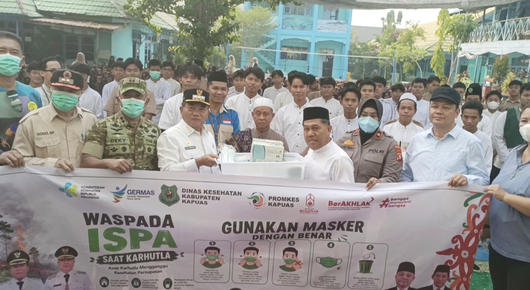 Bupati Kapuas Bagikan Masker kepada Pelajar di Tengah Meningkatnya Kabut Asap