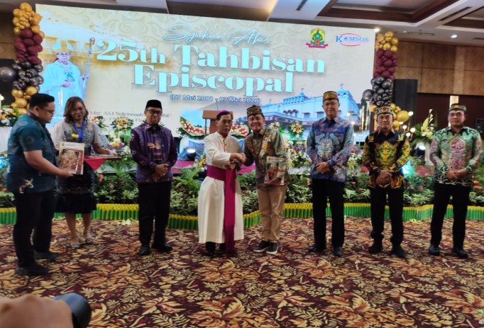 Pesta Perak Episcopal Uskup Palangka Raya, Mgr Aloysius Saling Puji dengan Gubernur Agustiar