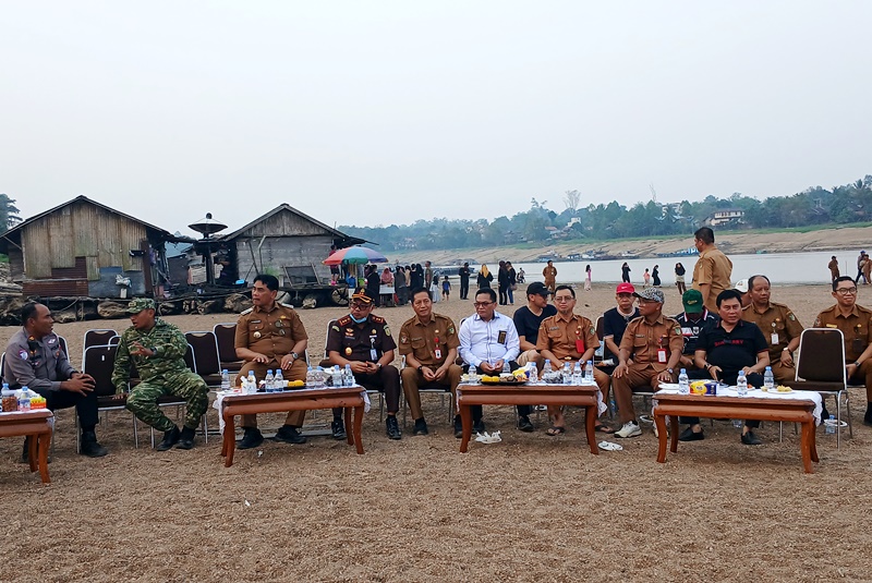 Bupati Shalahuddin Lihat Potensi Wisata Tepian Sungai Barito