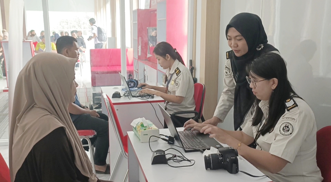 Bupati Kapuas Tinjau Perekaman Paspor Calon Jemaah Haji