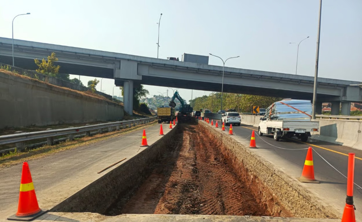 Dukung Kelancaran dan Kenyamanan Pengguna Jalan, PT Jasamarga Tollroad Maintenance Lakukan Rekonstruksi Perkerasan Di Ruas Tol Semarang.