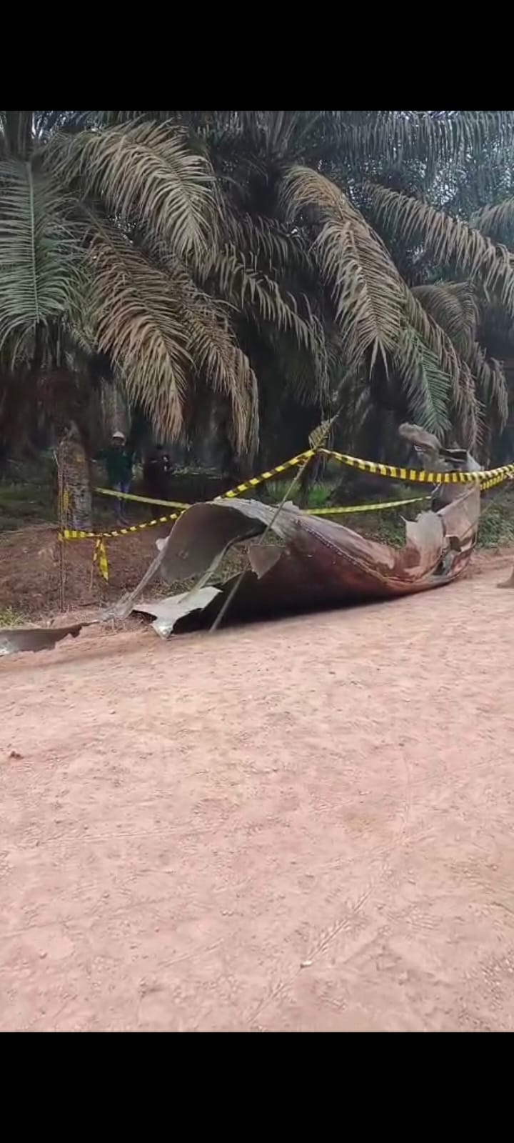 Benda Mirip Bangkai Pesawat Ditemukan di Kebun Sawit, Dikaitkan dengan Suara Dentuman Keras