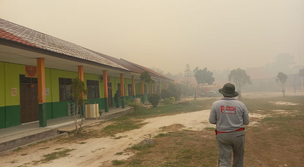 Ngeri! Karhutla Kembali Membara, Api Mulai Menjilat Plafon SMPN 8 Sampit