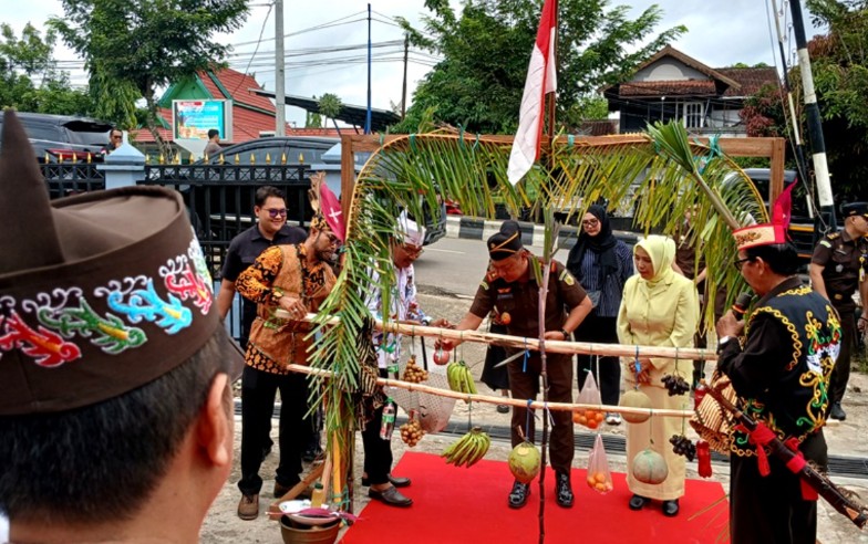 Kajari Baru Barito Utara Diterima dengan Tarian Adat dan Ramah Tamah