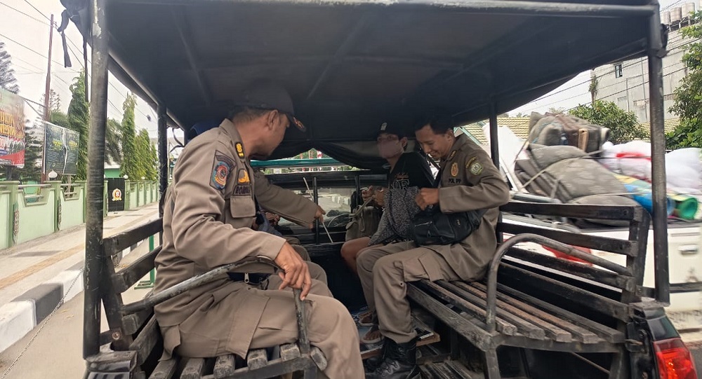 Satpol PP Bertindak, Pria Pengacung Obeng Resahkan Pasar Berdikari Dibawa ke Rumah Sakit