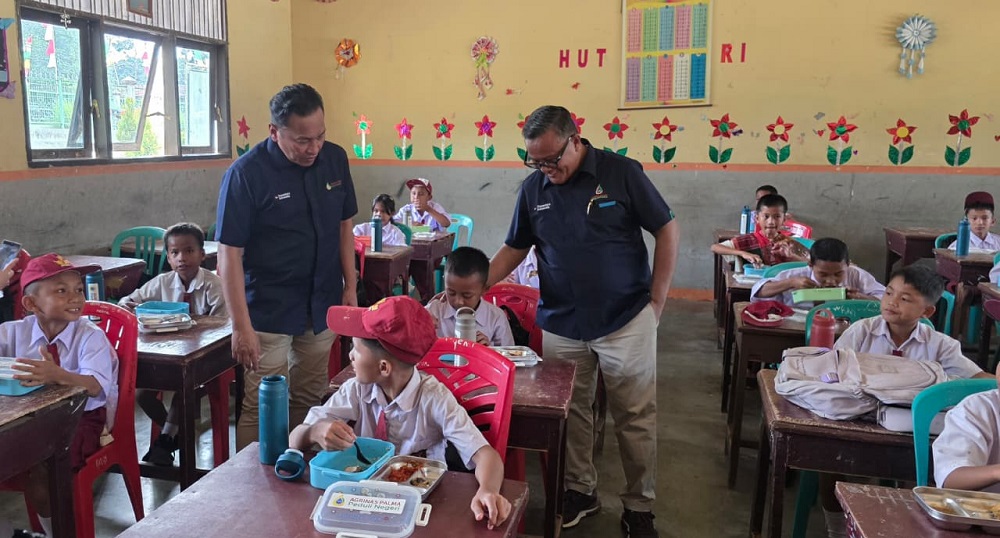 Agrinas Tebar Makan Bergizi dan Fasilitas Belajar bagi Siswa di Rokan Hulu