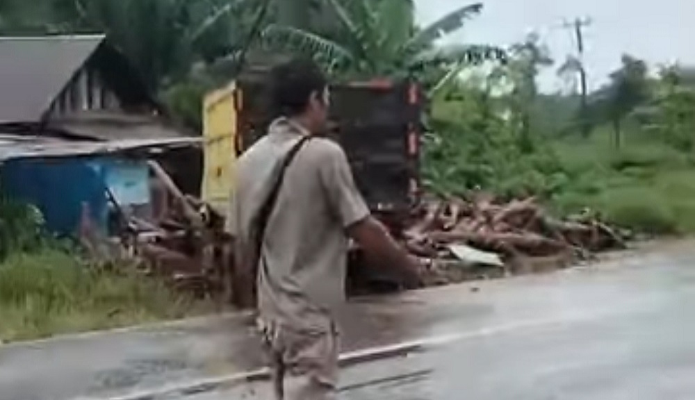 Tragedi Pagi di Parenggean, Duel Truk vs Pikap, Kondisi Sopir Pikap Luka Parah