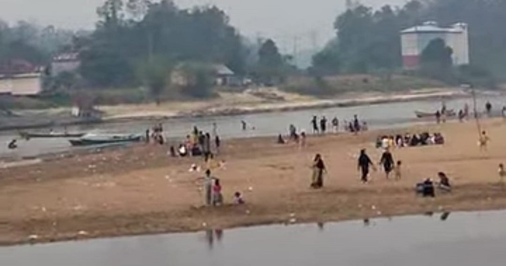 Sungai Mentaya Berubah Jadi Daratan, Hamparan Pasir Kini Diserbu Warga