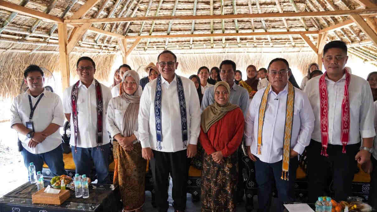 BRI Insurance Bersama PNM Perkuat Pemulihan Warga Terdampak Kebakaran Desa Adat Sade-NTB